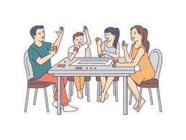 Petit déjeuner et jeux de société en famille